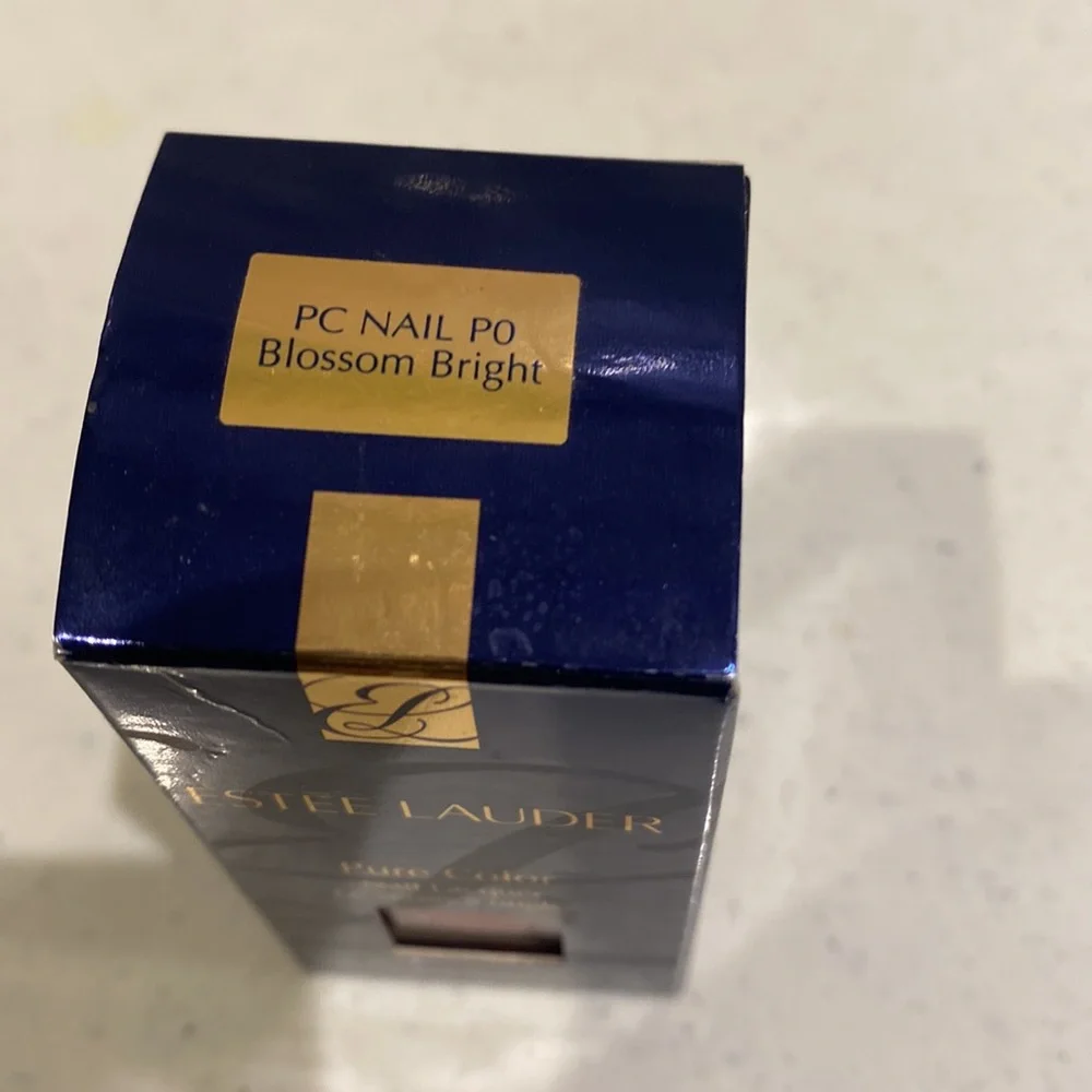 Full size Estée Lauder powder lipstick, nailpolish 4 eyeshadow - Picture 7 of 9